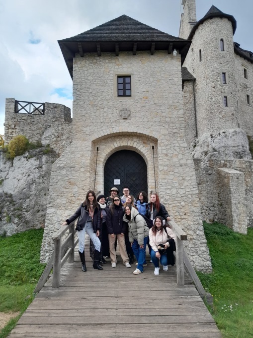 Na zdjęciu: Przed wejściem do zamku w Bobolicach