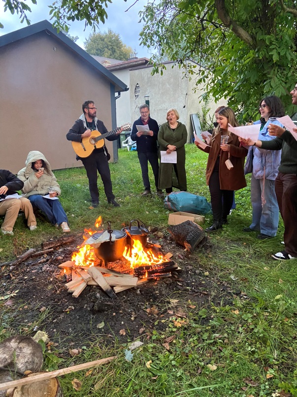 Na zdjęciu: Śpiewanie przy ognisku „Hej sokoły" połączone z nauką piosenki
